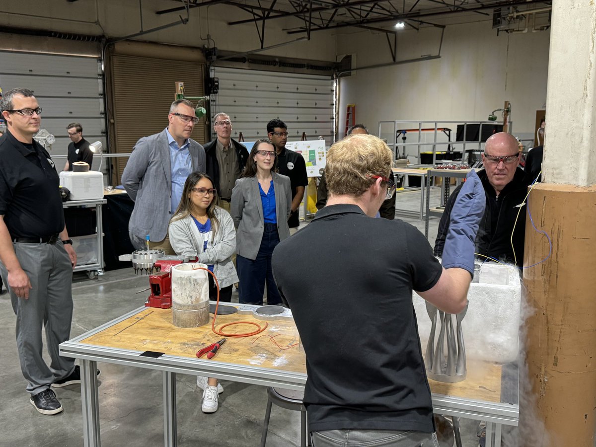 WSUCorpRel's tweet photo. Bob Smith, @blueorigin CEO, was impressed by the #hydrogen research demonstrated this morning at the @WSUPullman @WSUVoiland #HyperLab, the only academic cryogenic hydrogen research program in the US. #GoCougs #coolfuel https://t.co/rKjDmuXmuG