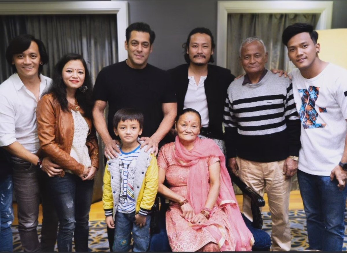 SalmanKaFanHai's tweet photo. Salman Khan @BeingSalmanKhan with Sajan Singh and his family #SalmanKhan #Tiger3 https://t.co/ORzGsBMaUd