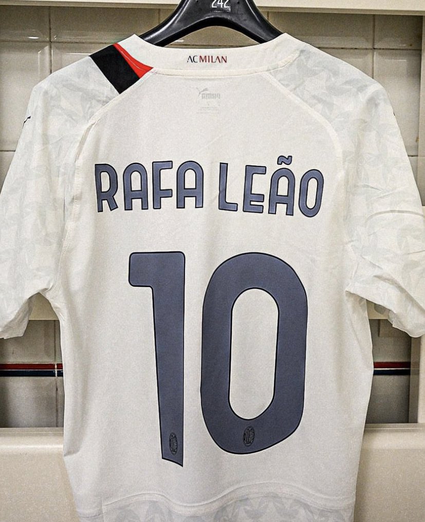 BestofLeao's tweet photo. 🎁 CONTEST AWAY KIT RL10 🔴⚫️🏄🏿‍♂️

If Leão scores on sunday in the big game against Juventus we will offer you the away kit 23/24 

- RT this tweet
- FOLLOW @BestofLeao and @LeMaillotDeFoot 
- COMMENT your size

Good luck ☘️ https://t.co/fob6xVJBEK