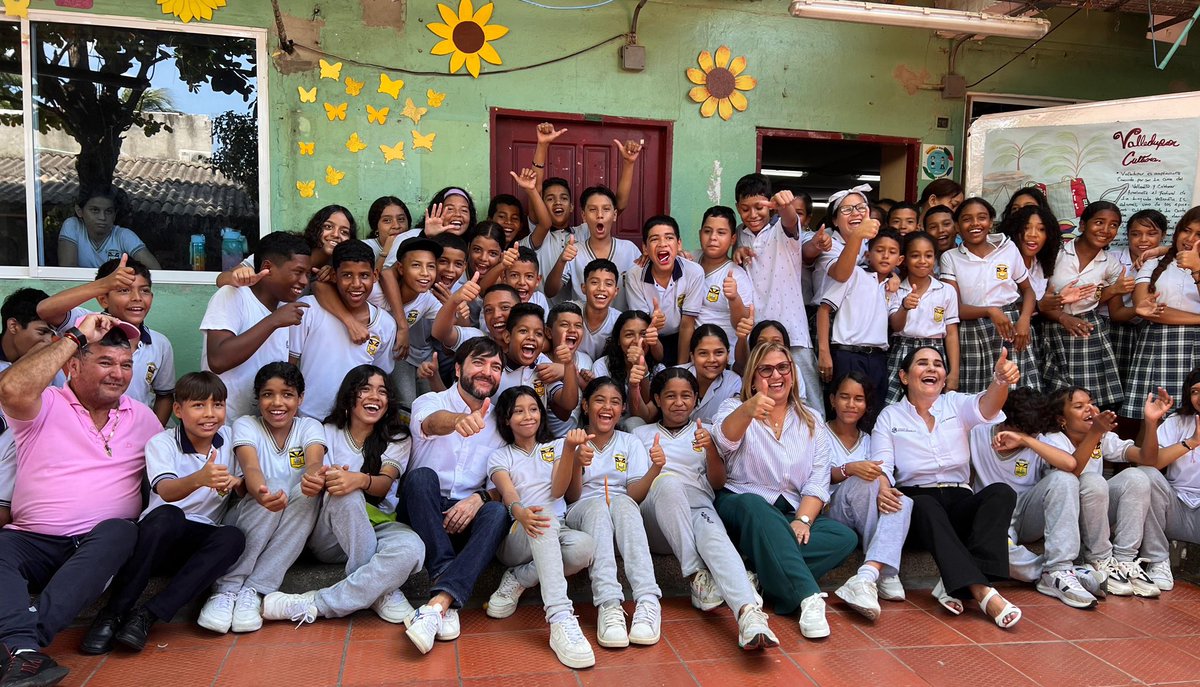jaimepumarejo's tweet photo. Infraestructura NUEVA para el colegio Juan Acosta Solera, beneficio que han gozado más de 50 instituciones en nuestro gobierno. Más que mejoras estructurales, le damos a estos jóvenes la posibilidad de aprender como es. Aquí está Barranquilla diciéndoles #LoSoñamosLoCumplimos. https://t.co/Iqp2t8QZ0C