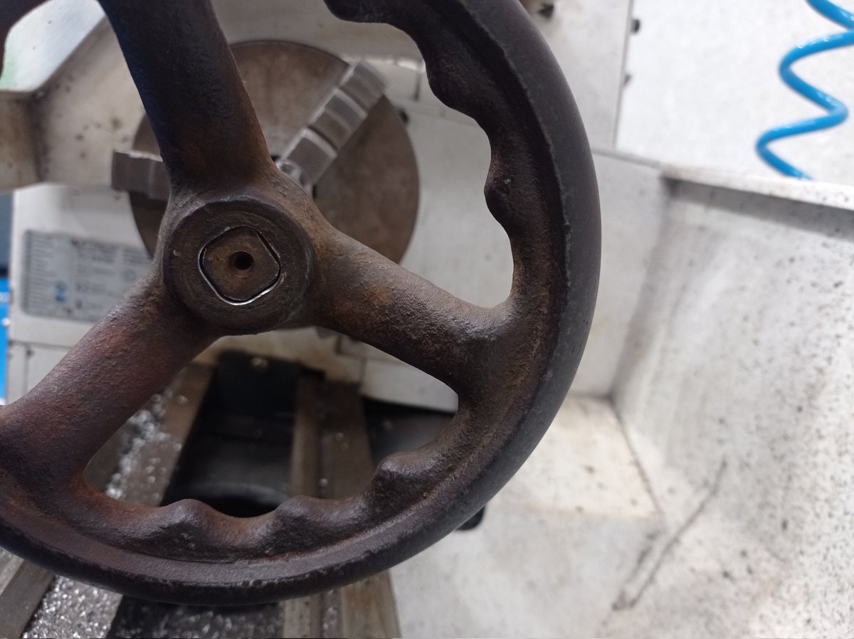 JaviGallardoRam's tweet photo. También algo de programación CNC y torno. Aprovechamos las prácticas para poner nuestras máquinas a punto y en buen estado de funcionamiento. https://t.co/6t1yH2atWI