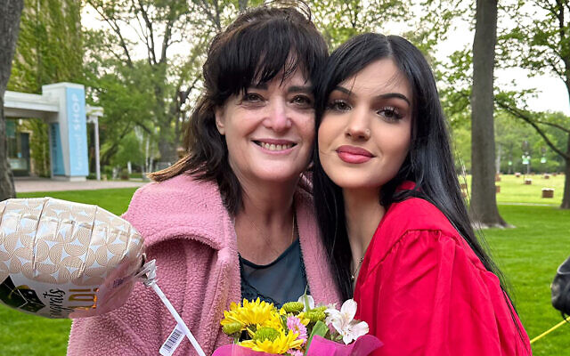 Defensa_Israel's tweet photo. La enorme presión de los EEUU sobre los emires de Qatar ha conseguido que Hamas libere a dos de las rehenes secuestradas en #Israel el 7 de octubre pasado, se trata de Judith Raanan de 59 años y su hija Natalie de 18 años, ambas norteamericanas, quienes se encuentran ya en manos de la Cruz Roja Internacional.
🇺🇸🇮🇱
Qatar apoya políticamente, y también financia y aloja a varios lideres del Hamas-Daesh en su territorio, lo que le otorga mucha influencia sobre sus líderes en Gaza.