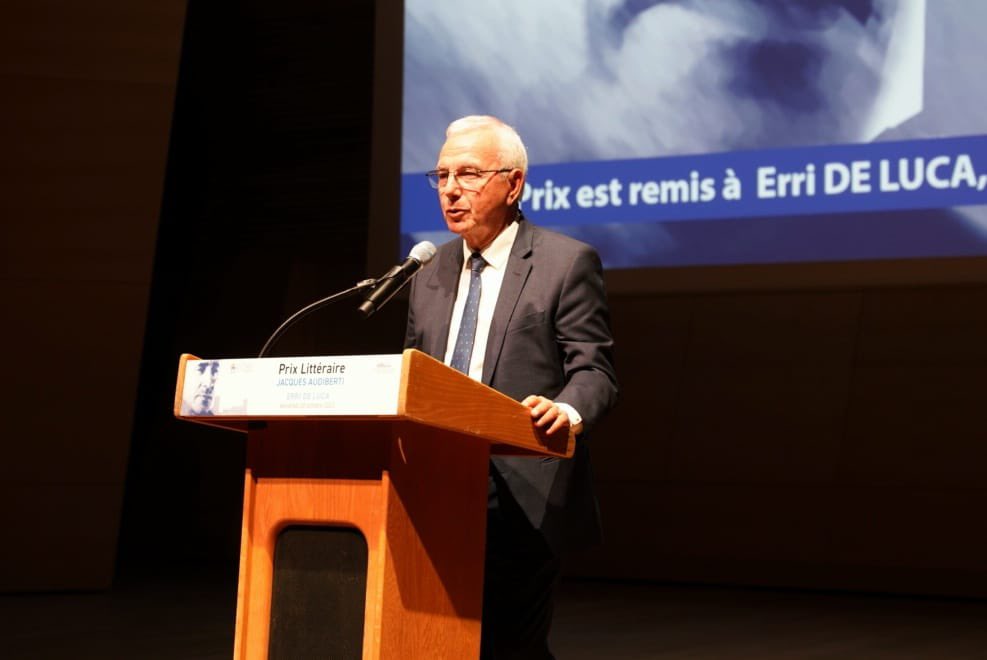 JeanLeonetti's tweet photo. Je suis honoré de remettre à l’écrivain italien @Erriders en présence du président du jury Didier van Cauwelaert et de Marie-Louise Audiberti le prestigieux Prix Jacques Audiberti 2023 d’@antibes_jlp 

Toute l’œuvre de l’écrivain napolitain entre en résonance avec la Méditerranée d’Audiberti. Son dernier roman «Grandeur Nature» offre une mosaïque de variations sur le thème de la filiation père fils. Ce père est un lien qu’Erri de Luca a tranché en partant. Et puis un jour le fils revient quand il a assouvi son désir d’indépendance. 
Toute l’œuvre de De Luca est assise sur un paradoxe qui la rend déconcertante, inclassable. Celui d’un révolutionnaire, d’un anarchiste, non croyant et athée, qui cite toujours la Bible en référence. 

Le théâtre @anthea lui rendra hommage les 28 et 29 novembre dans l’œuvre « Impossible » avec Fanny Ardant.