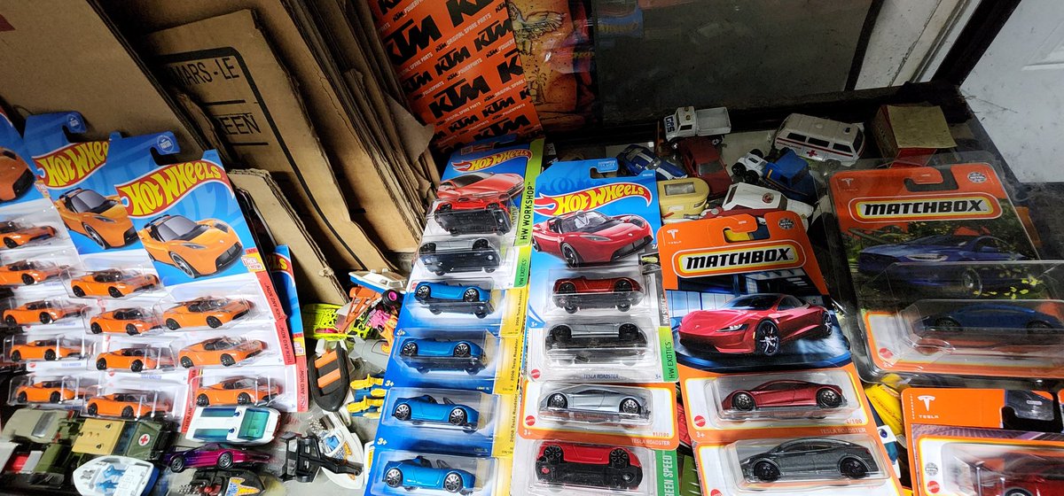 FrontEndTech's tweet image. #Tesla shrine coming along nicely.
People rarely believe me when I tell them I own hundreds of Teslas 😍
#matchbox #diecast #hotwheels #tesladiecast #teslamotors #teslaownersclub @elonmusk #hotwheelstesla #matchboxtesla #hotwheelscollector #hotwheelscollectors…