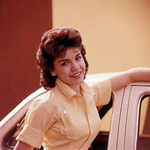 NLCarolynMuse's tweet photo. Remembering film/television actress/singer Annette Funicello, who was born #OTD (October 22nd) in 1942. #MickeyMouseClub #Zorro #BeachParty #BurkesLaw #PajamaParty #BeachBlanketBingo #TheMonkeysUncle #SkiParty #HowtoStuffaWildBikini #Fireball500 #ThunderAlley #BacktotheBeach https://t.co/bbGYfrLPaE