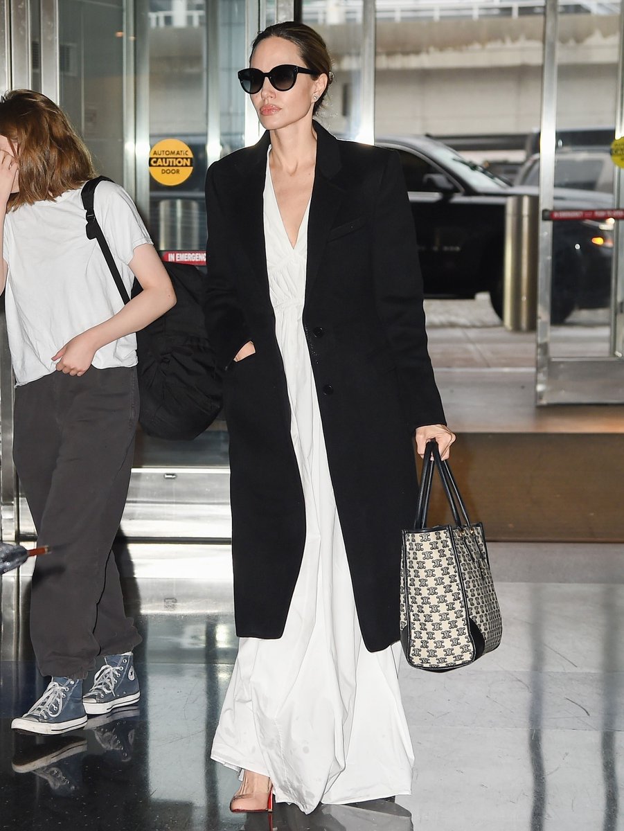 Acompanhada da filha, Angelina Jolie desembarca no Aeroporto JFK em Nova York: fasdeangelinajolie.blogspot.com/2023/10/acompa…

#AngelinaJolie, #VivienneMarcheline, #AtelierJolie, #TheOutside, #WeDaretoDream, #NovaYork, #NewYork, #NovaIorque, #NYC