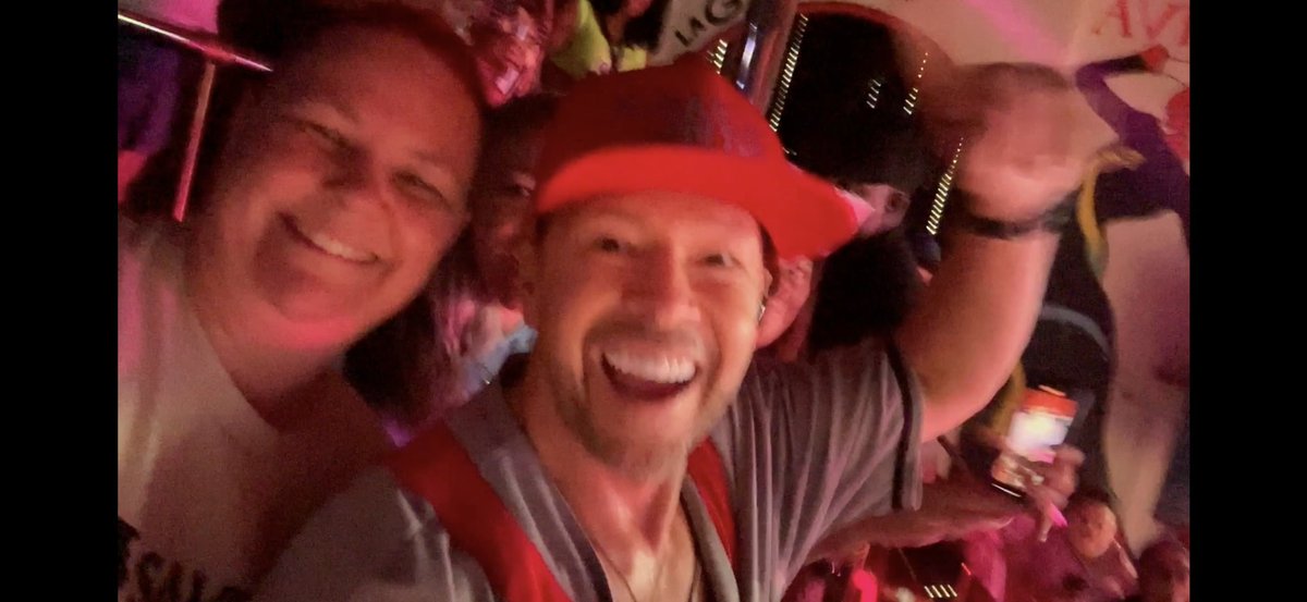 armysux13's tweet photo. I’m ready for next year! @DonnieWahlberg  #nkotbcruise2023  #SelfiesWithDonnie https://t.co/uXjWPvJc2Q
