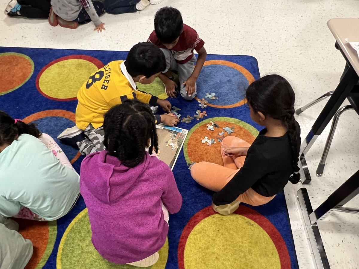 Anderson_Stars's tweet photo. Students collaborated to try and assemble a 25 piece puzzle in one minute! @Discovery_elem #minutetowinit https://t.co/IIbdlYSkdi