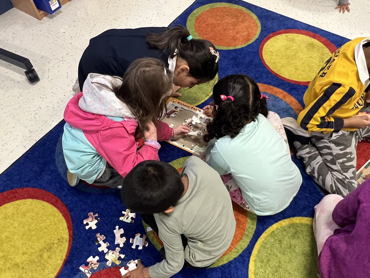 Anderson_Stars's tweet photo. Students collaborated to try and assemble a 25 piece puzzle in one minute! @Discovery_elem #minutetowinit https://t.co/IIbdlYSkdi