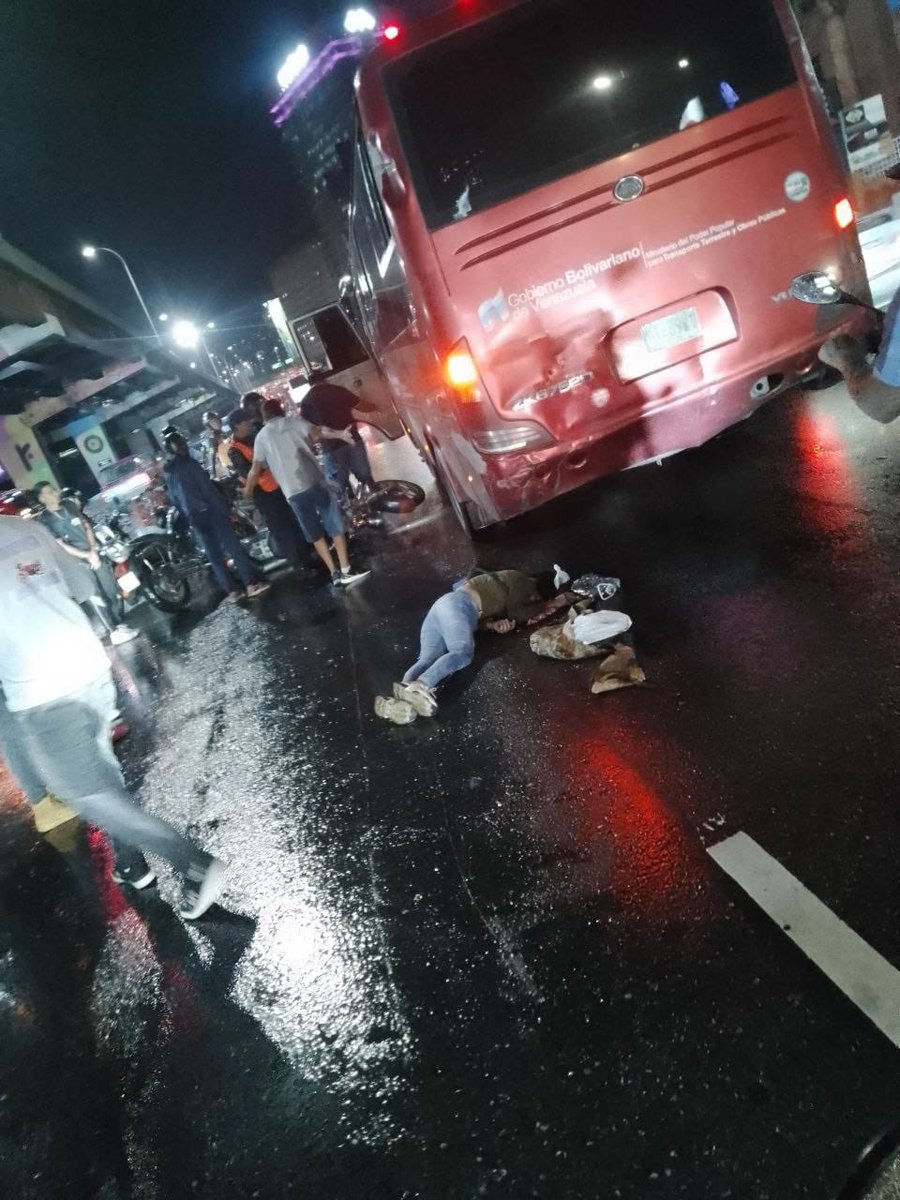 Atentos y pendientes: hace minutos Colisión en la autopista Francisco Fajardo, altura rosal via oeste, hay una persona fallecida en el lugar! Señores Motorizados el piso está mojado y muy resbaloso no corran! Manejen Seguros !