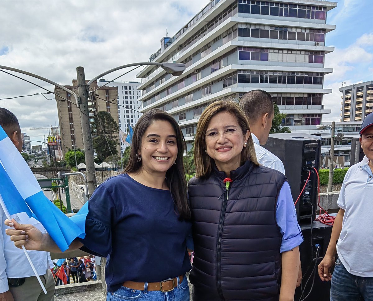 Junto a @KarinHerreraVP honramos el legado de la Rev. del 44, un hito en la historia que abrió puertas a las mujeres. Sigamos luchando por la igualdad de género y los derechos de las mujeres, construyendo un futuro más inclusivo y justo para todas🇬🇹💜 #SinMujeresNoHayDemocracia