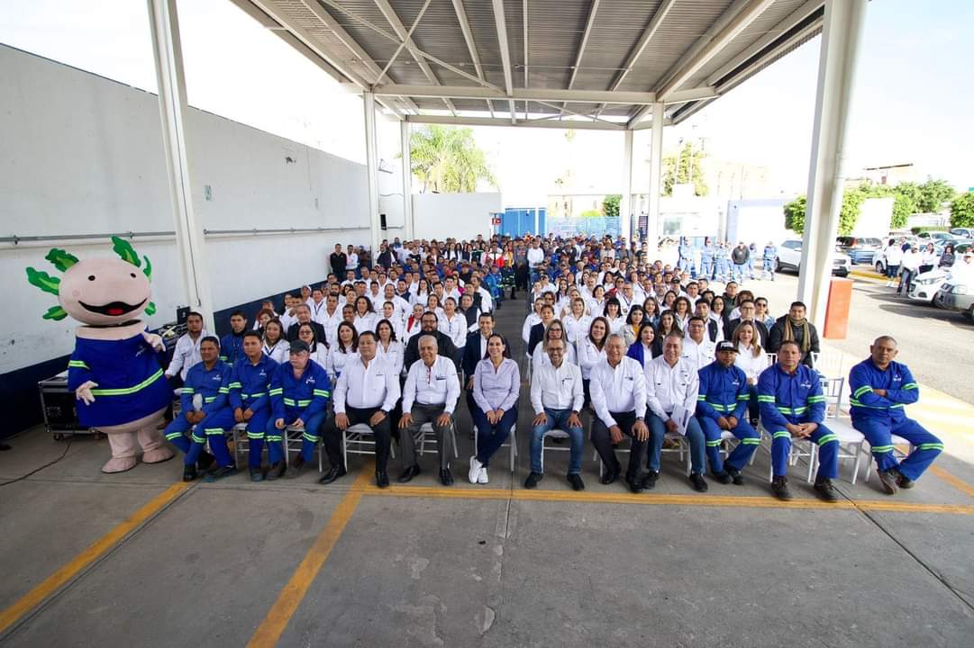 JAPAMIgob's tweet photo. ¡Hoy #Japami cumple 39 años! 🥳🎂🎉💧
Gracias a quienes hacen posible que sigamos evolucionando y llevando servicio de calidad a las familias de #Irapuato, queda mucho por hacer, sigamos avanzando. https://t.co/ZGHjmCLUq9