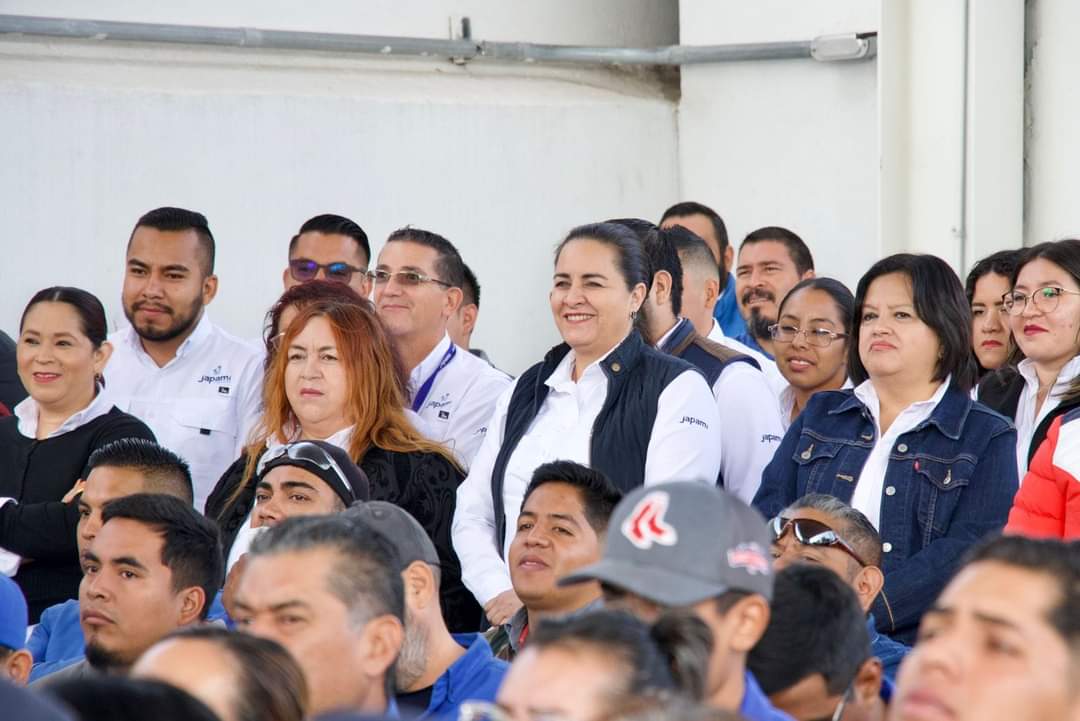 JAPAMIgob's tweet photo. ¡Hoy #Japami cumple 39 años! 🥳🎂🎉💧
Gracias a quienes hacen posible que sigamos evolucionando y llevando servicio de calidad a las familias de #Irapuato, queda mucho por hacer, sigamos avanzando. https://t.co/ZGHjmCLUq9