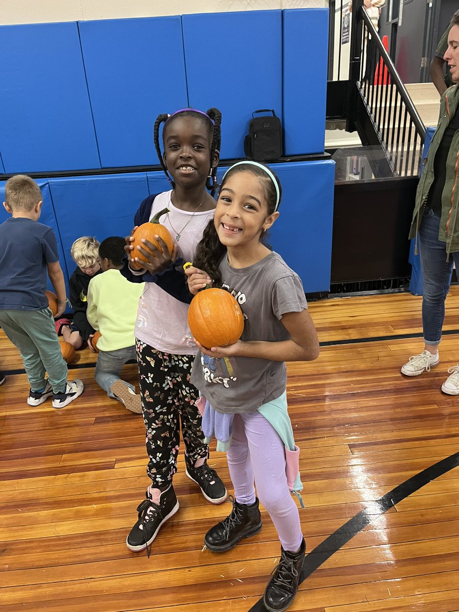 mrsgress1's tweet photo. #TeamGress at the @PtaWheeler Pumpkin Patch today! Thank you all for such a fun day! 🎃🍂 @WheelerAvenue @VS13UFSD https://t.co/z2Jl8aEHwg