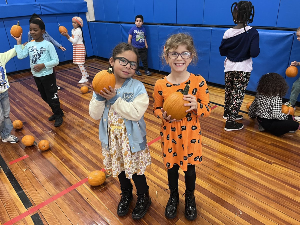 mrsgress1's tweet photo. #TeamGress at the @PtaWheeler Pumpkin Patch today! Thank you all for such a fun day! 🎃🍂 @WheelerAvenue @VS13UFSD https://t.co/z2Jl8aEHwg