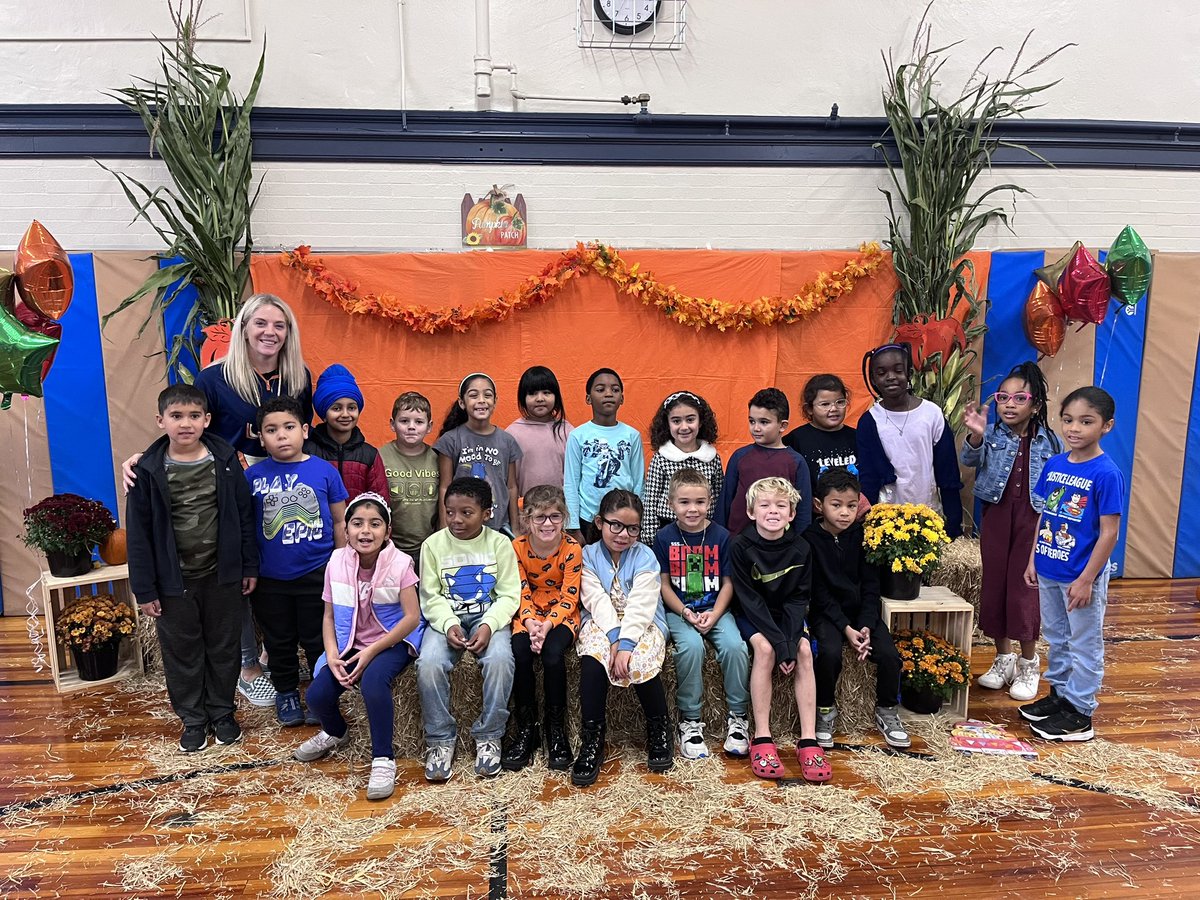 mrsgress1's tweet photo. #TeamGress at the @PtaWheeler Pumpkin Patch today! Thank you all for such a fun day! 🎃🍂 @WheelerAvenue @VS13UFSD https://t.co/z2Jl8aEHwg