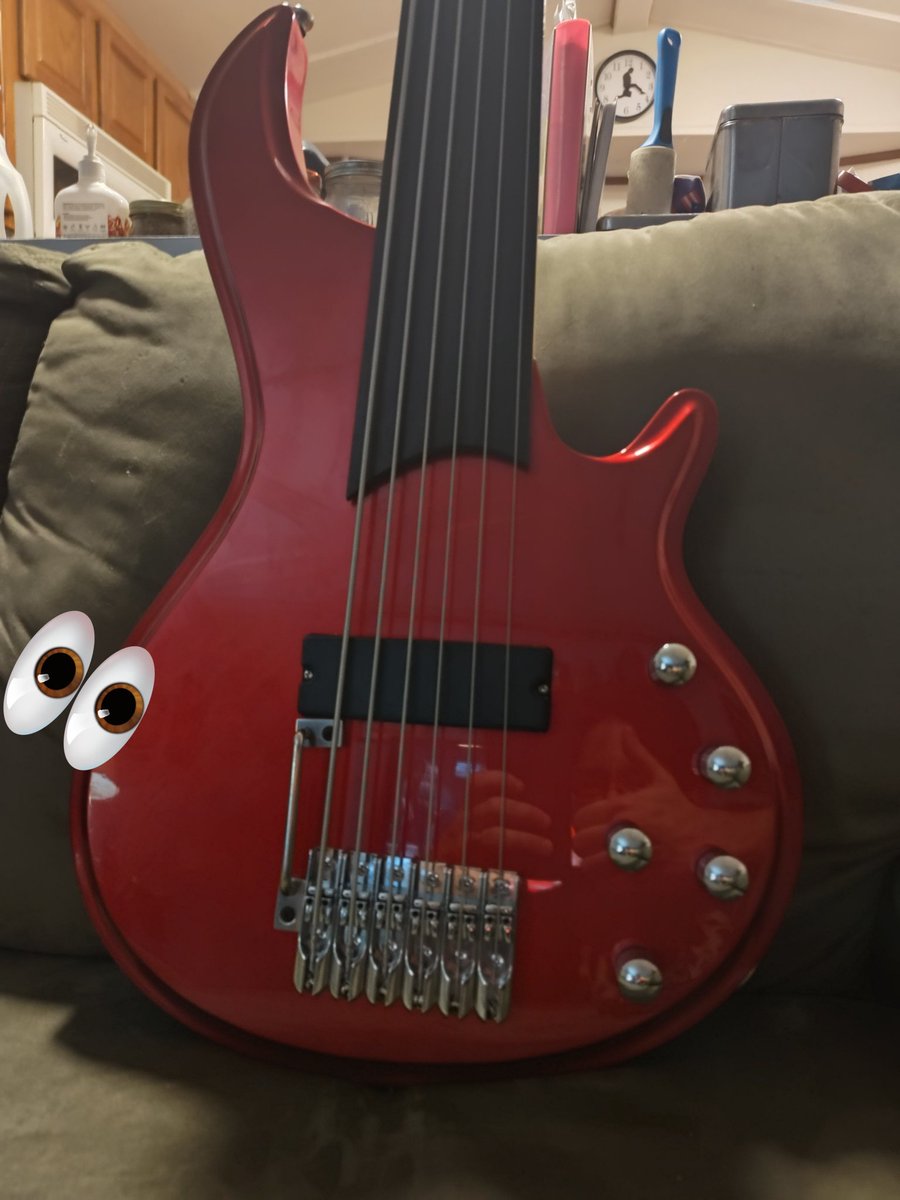 HexificeMusic's tweet photo. Installed that thingy I created about 10 years ago. My other electric bass has it also. I call it the bass rail. https://t.co/Q0WQ0FYCR5
#bassplayer #bassguitar #bassgram #bajo #bajista
#sixstringbass #fretlessbass #bajoelectrico #bajosintrastos
#bajosintraste #6stringbass https://t.co/VHenCg9SUz