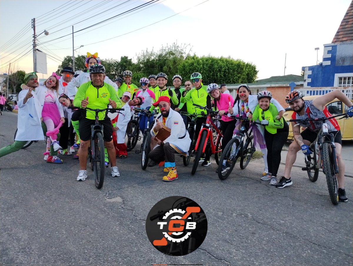 Elpoetaonline's tweet photo. Parte de #teamcolbike con @Doctoryasocol en marcha Rosa. https://t.co/ruT82YkKkI