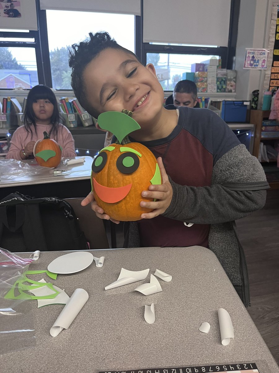 mrsgress1's tweet photo. Decorating our pumpkins for a fall craft with some of our parents! 🎃 @WheelerAvenue @VS13UFSD #TeamGress https://t.co/0cKYChRbgO