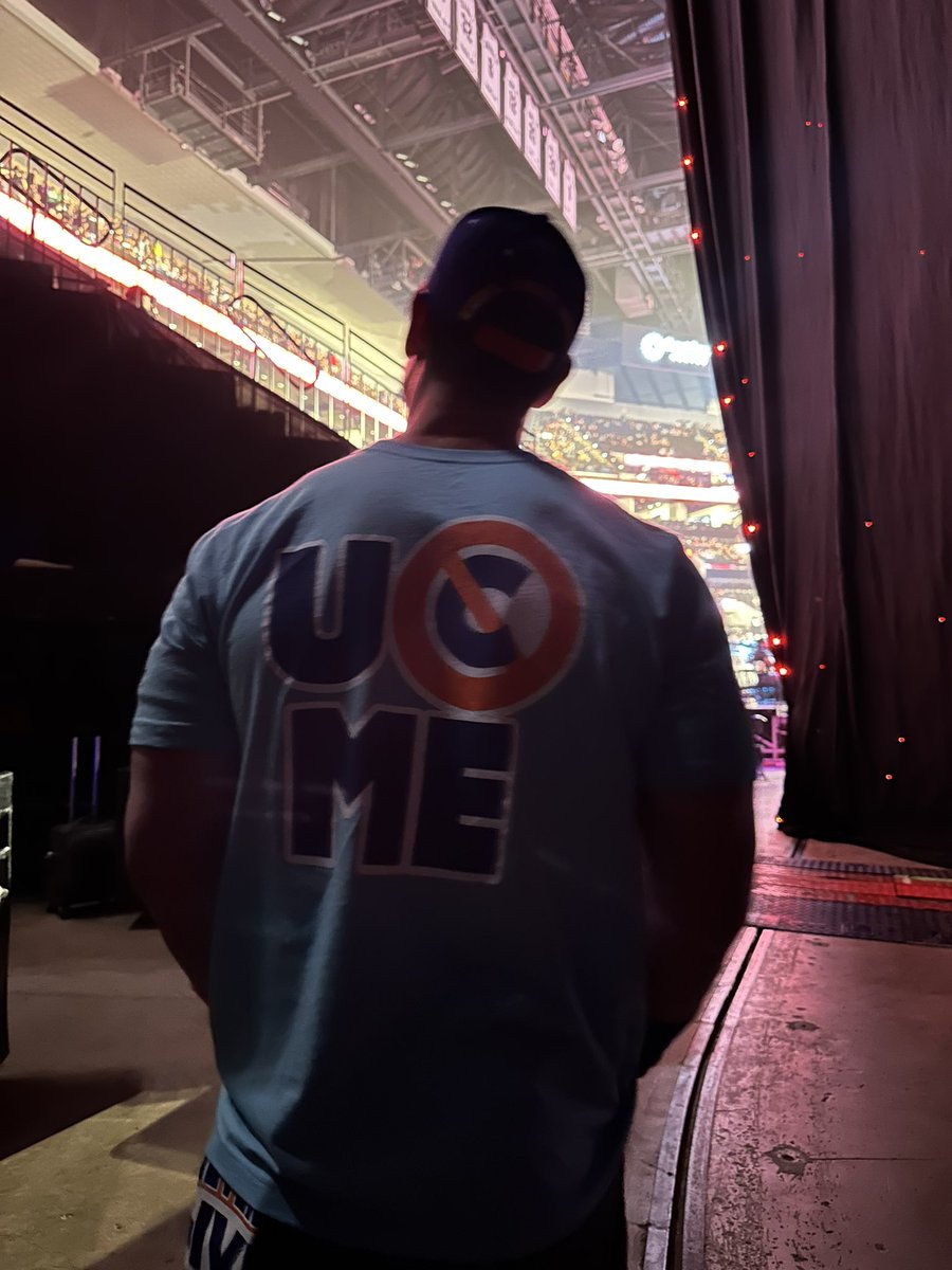 Pay no attention to the man behind the curtain because you should be paying attention to another can’t-miss #Smackdown LIVE on @WWEonFOX in less than a half hour!!!