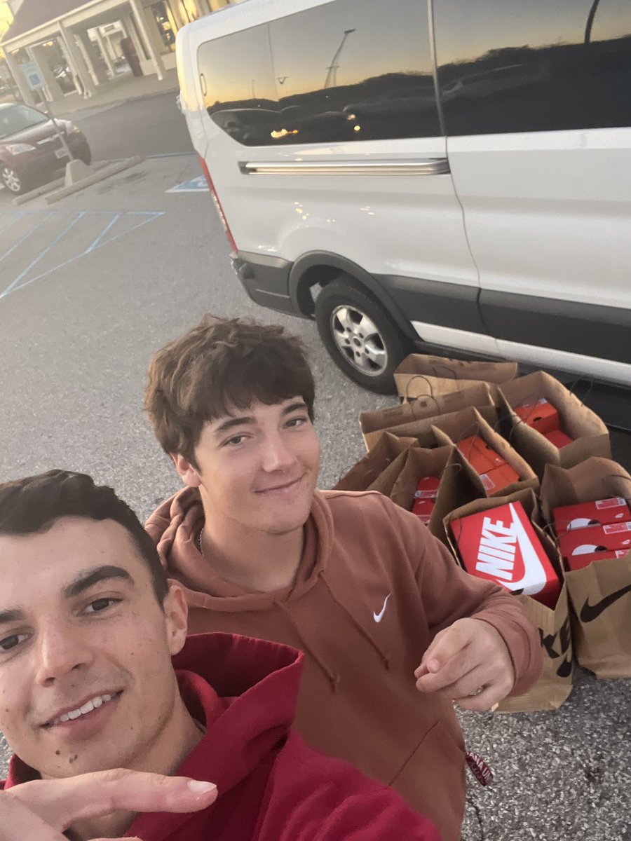 Aaron (@0dayhandletime) on Twitter photo Met <a href="/gavinfba/">Gavin Clayton</a> through a mutual friend on Tuesday. 3 days later we’re at the Nike outlet Met <a href="/gavinfba/">Gavin Clayton</a> through a mutual friend on Tuesday. 3 days later we’re at the Nike outlet