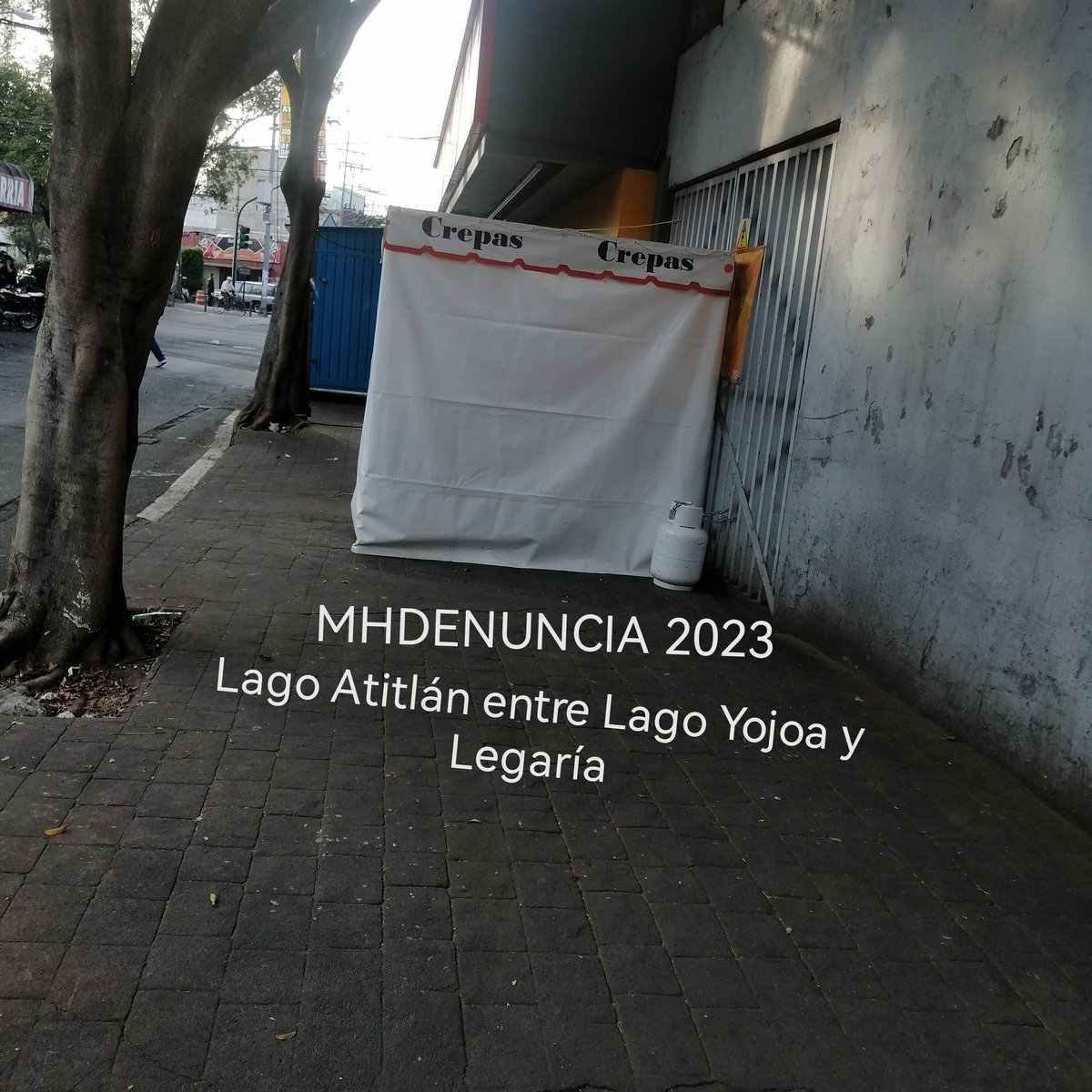 MHdenuncia's tweet photo. Y en su política más exitosa el #Tabernas @mauriciotabe sigue permitiendo que los ambulantes se apoderen de las banquetas. Ahora, con un generoso moche ya tenemos las #Crepas de #LagoAtitlan estorbando s/la banqueta y con un peligroso tanque portátil, "gracias" @mauriciotabe https://t.co/aV5sF3CMRw