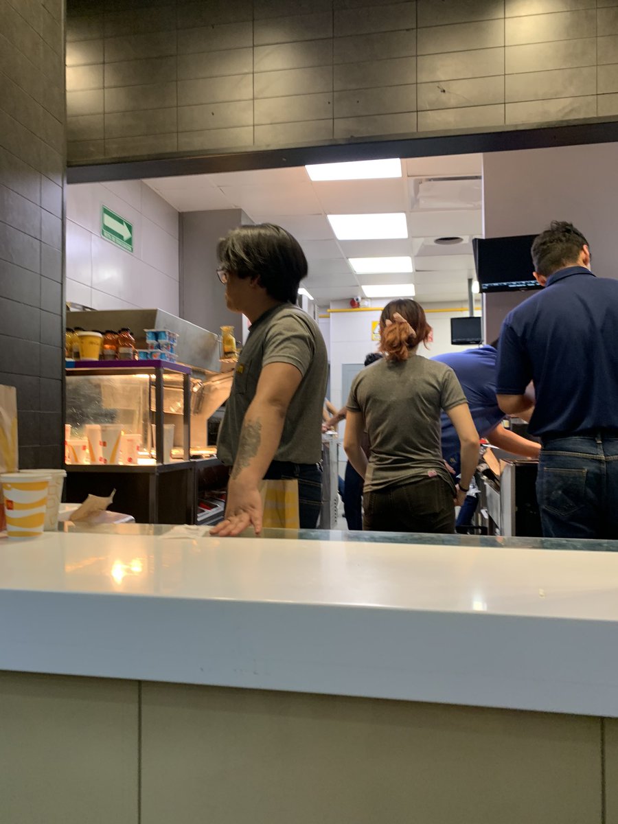 Yordyms's tweet photo. @McDonaldsMexico ya tus empleados no usan cofia en la preparación de alimentos, un asco tener un cabellos en la comida… sucursal Perisur https://t.co/L84UXCsel7