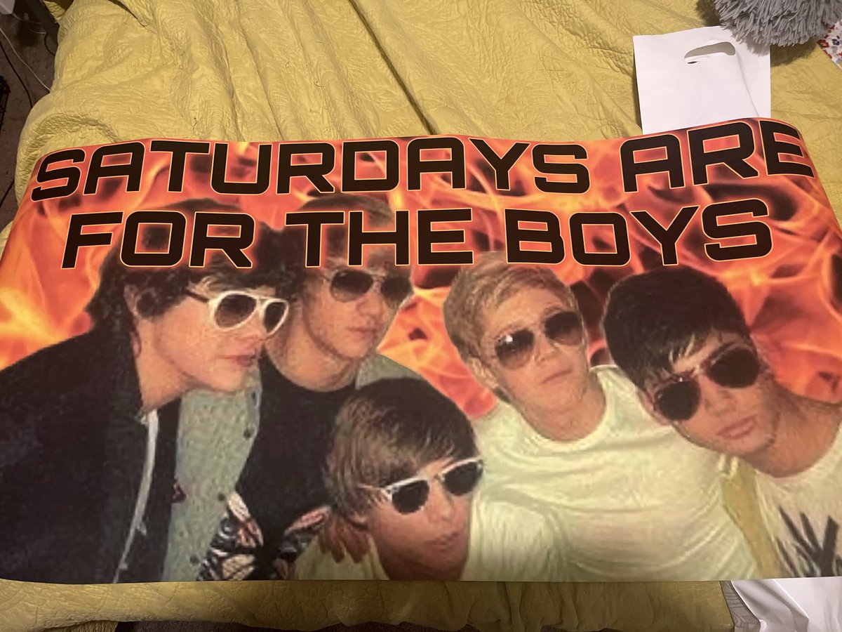 seaviewrry's tweet photo. anyways this was his reaction to our 1D banner https://t.co/0aBroYUT3j