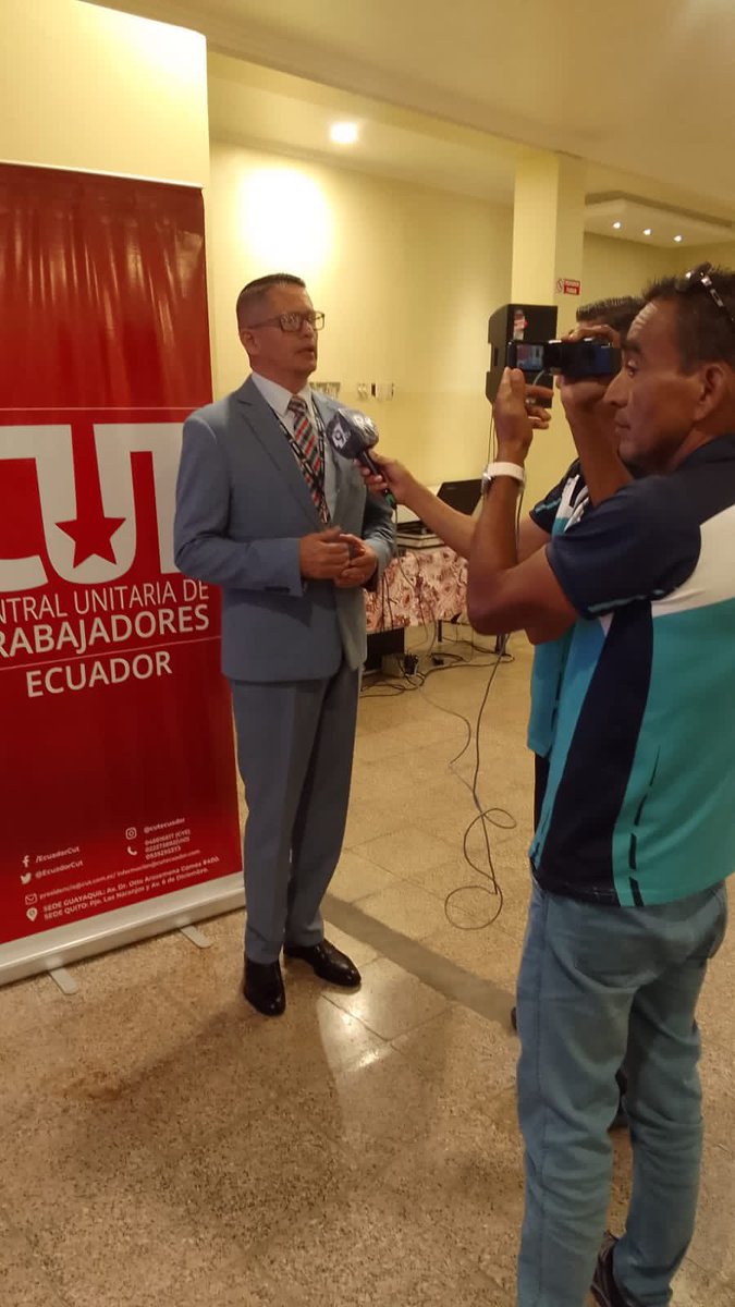 Junto a la Fundación de Lideresas del Ecuador, capacitamos a nuestros compañeros. 

Esta mañana tuvimos una charla en la Sede del Sindicato de Trabajadores de CNEL - Sistema Daule, donde se impartieron conocimientos sobre Jubilación, Montepío, Cesantía y Mortuaria del #IESS.