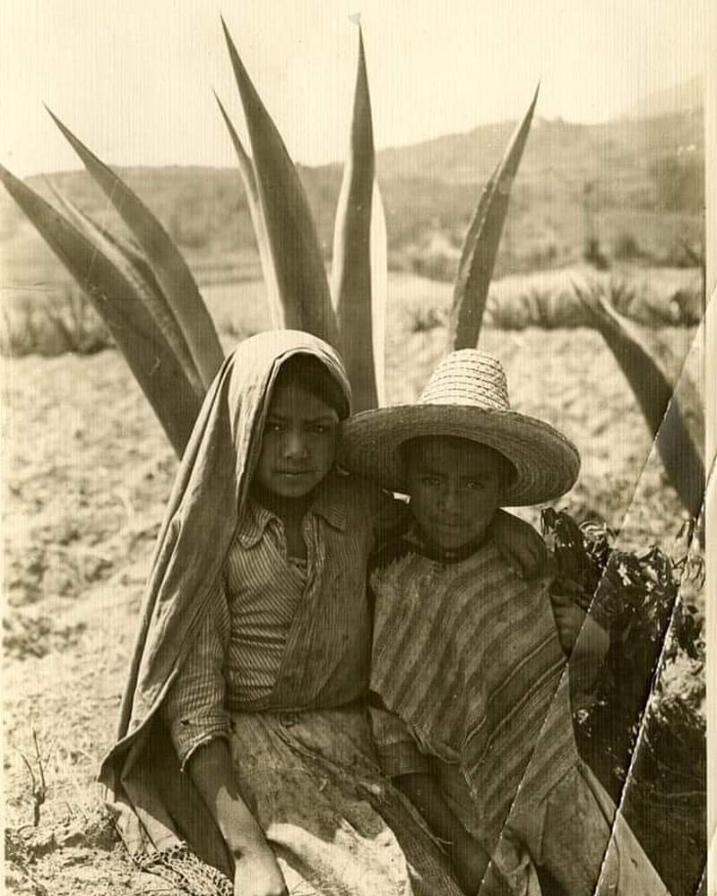 Niña y niño.
En 1906.
Antes de la revolución.

#MéxicoTierraSagrada