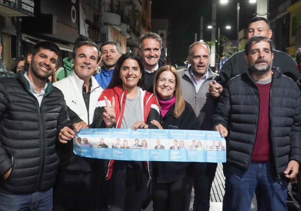 jonicifelli's tweet photo. Cerramos una campaña entre compañeros/as que pusieron el cuerpo y el alma en la calle para contarle a todos/as lo que hicimos y vamos a seguir haciendo.
@fmoreiraok es quien queremos que siga trabajando por San Martín. Este domingo llenemos las urnas con la boleta de @SergioMassa https://t.co/UhOYHcYk8q