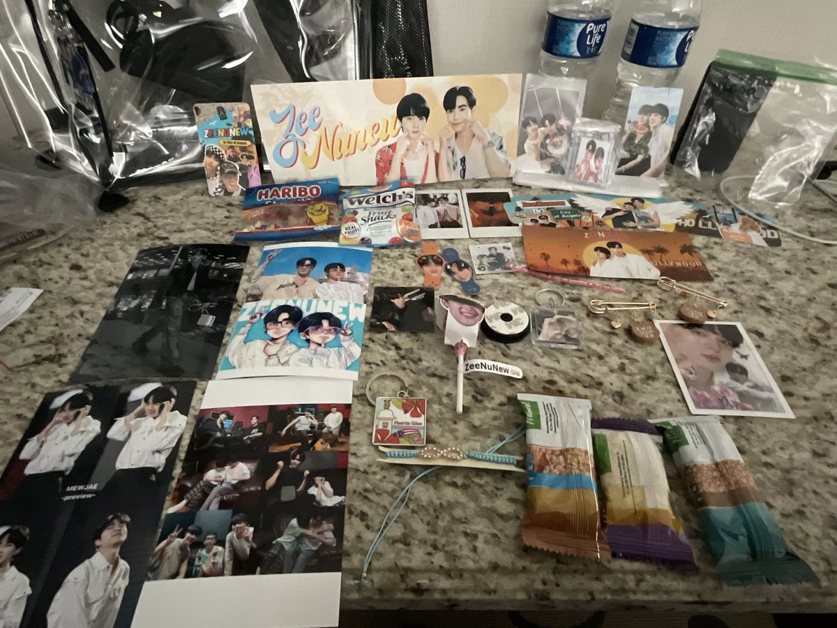 arenas79soto's tweet photo. 💙🇲🇽mexico 🧡🇺🇸USA  ZeeNuNew  todos los regalitos que nos dieron la reunión de fans  gracias 🙏🏻 🧡🫂💙
#ZeeNunew1stJourneyinLA https://t.co/xd8NwjgRta