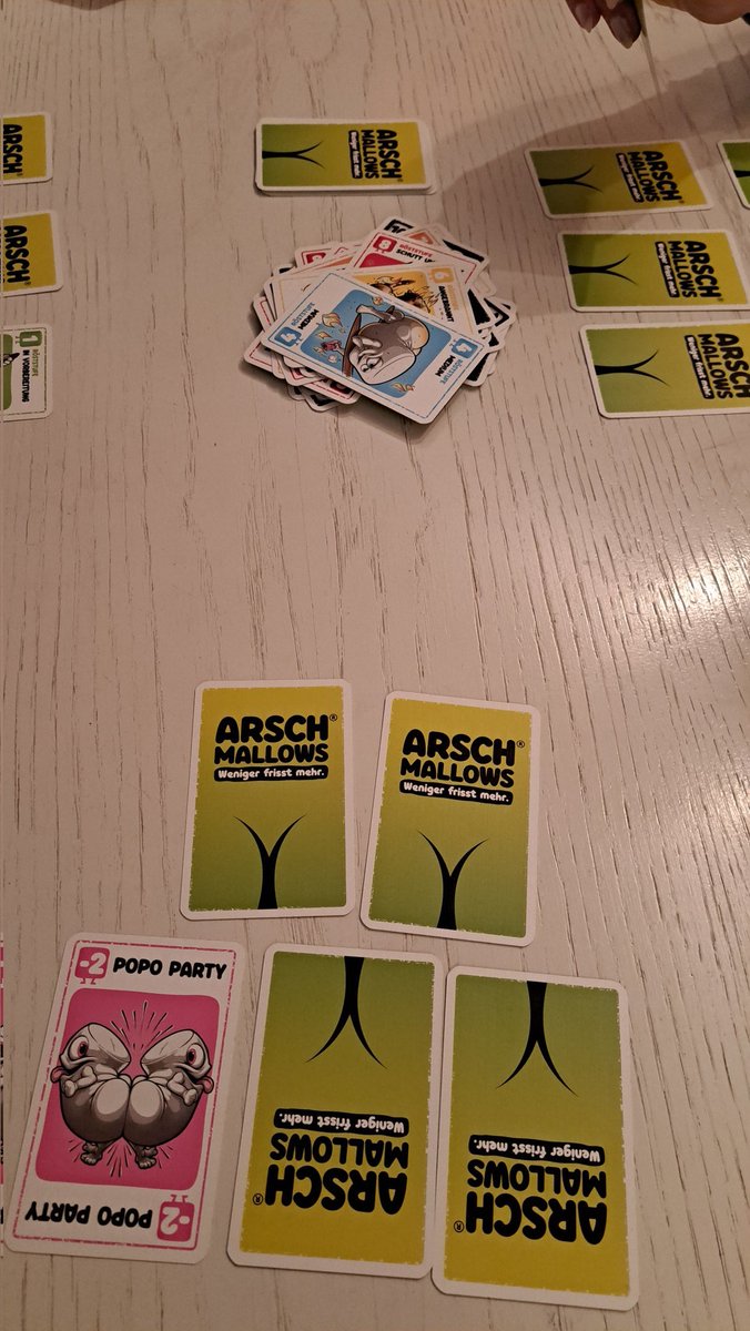 Sibi30015224's tweet photo. Nochmal eine Vier-Spieler Partie #ArschMallows, in einer neuen Runde. Wir hatten wieder sehr viel Spass. Da gehen die Emotionen mit einem schon mal durch 😄 Dafür, dass ich das Spiel völlig ohne Erwartungen gekauft hatte ist es bis jetzt echt ein kleines Highlight. 👍🏻🙂 https://t.co/sSkRgr3tFn