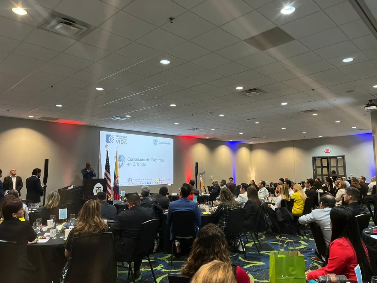 LuisGMurillo's tweet photo. Nos reunimos con empresarios, emprendedores y otros miembros de la diáspora colombiana en Orlando donde destacamos su representación de resiliencia, tenacidad y visión estratégica de Colombia en los Estados Unidos.

Igualmente, profundizamos en los asuntos migratorios como uno de los pilares fundamentales de la relación bilateral con EE.UU. y que benefician directamente a la Colombia extendida.

En dicho encuentro socializamos las 4 líneas de trabajo que hemos planteado desde el Gobierno del pdte @petrogustavo: Regularización de migrantes, control y lucha contra las redes criminales de la trata de personas, corredores humanitarios, campañas informativas y concientización.

Desde la @ColombiaEmbUSA seguiremos trabajando para generar beneficios tangibles en la Colombia profunda, en comunidades apartadas, en los productores de campo, y en la Colombia Extendida en los EEUU