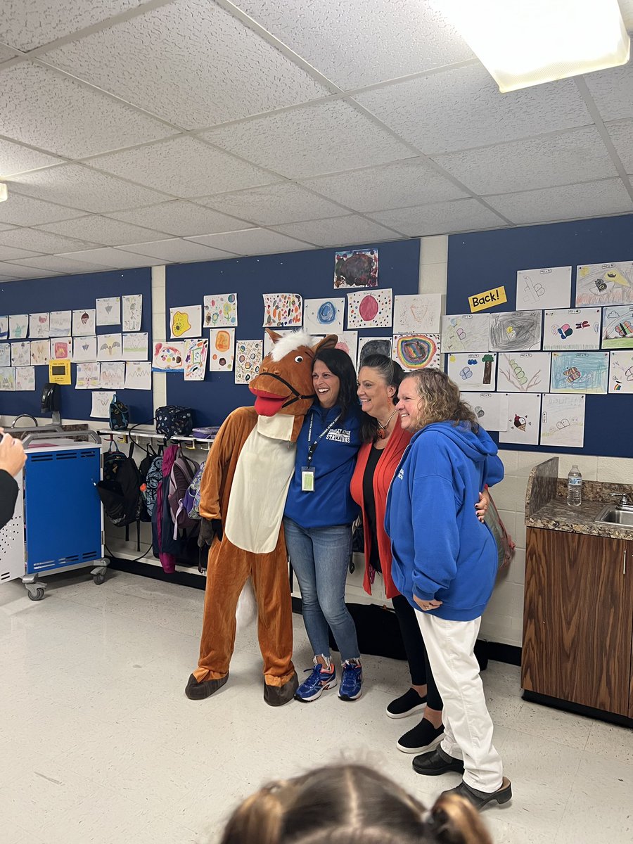StadleyRough's tweet photo. ...and then a SURPRISE FAREWELL PARADE for Mrs. Calabrese  👋🏼 #STRcares 💙🐴 https://t.co/E93vPEMIaQ
