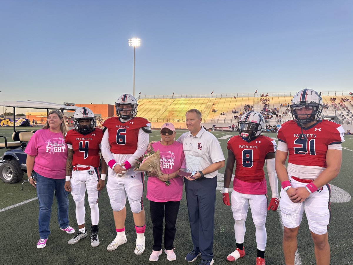 JISD_ATHLETICS's tweet image. 🚨COMMUNITY MEMBER SPOTLIGHT🚨
Tonight Veterans memorial football honored Yolanda “Yoli” Freiert. Thank you for your support of Veterans Memorial high school, and the football program! You are deeply loved and respected! @SAVeteransFBall