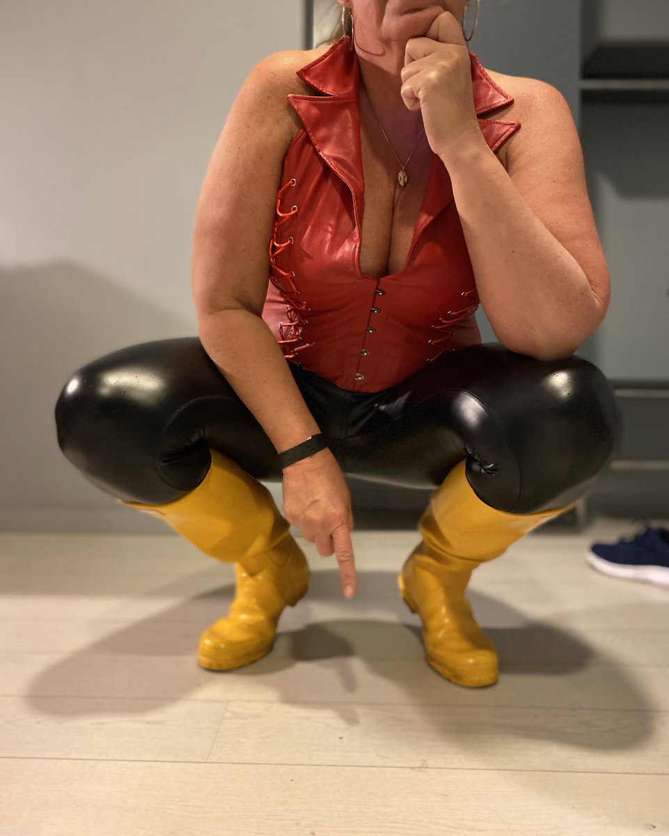 This is your place! And you know what you have to do, maggot! #rubberfetish #HUNTER #hunterwellies #domina #femdom #rubber #thights #corset #rubberboots