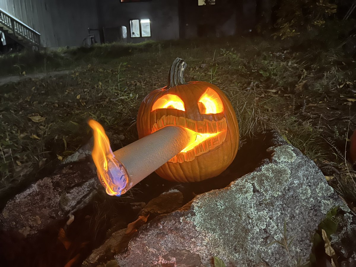 poisonfl0wers's tweet image. just carved a pumpkin