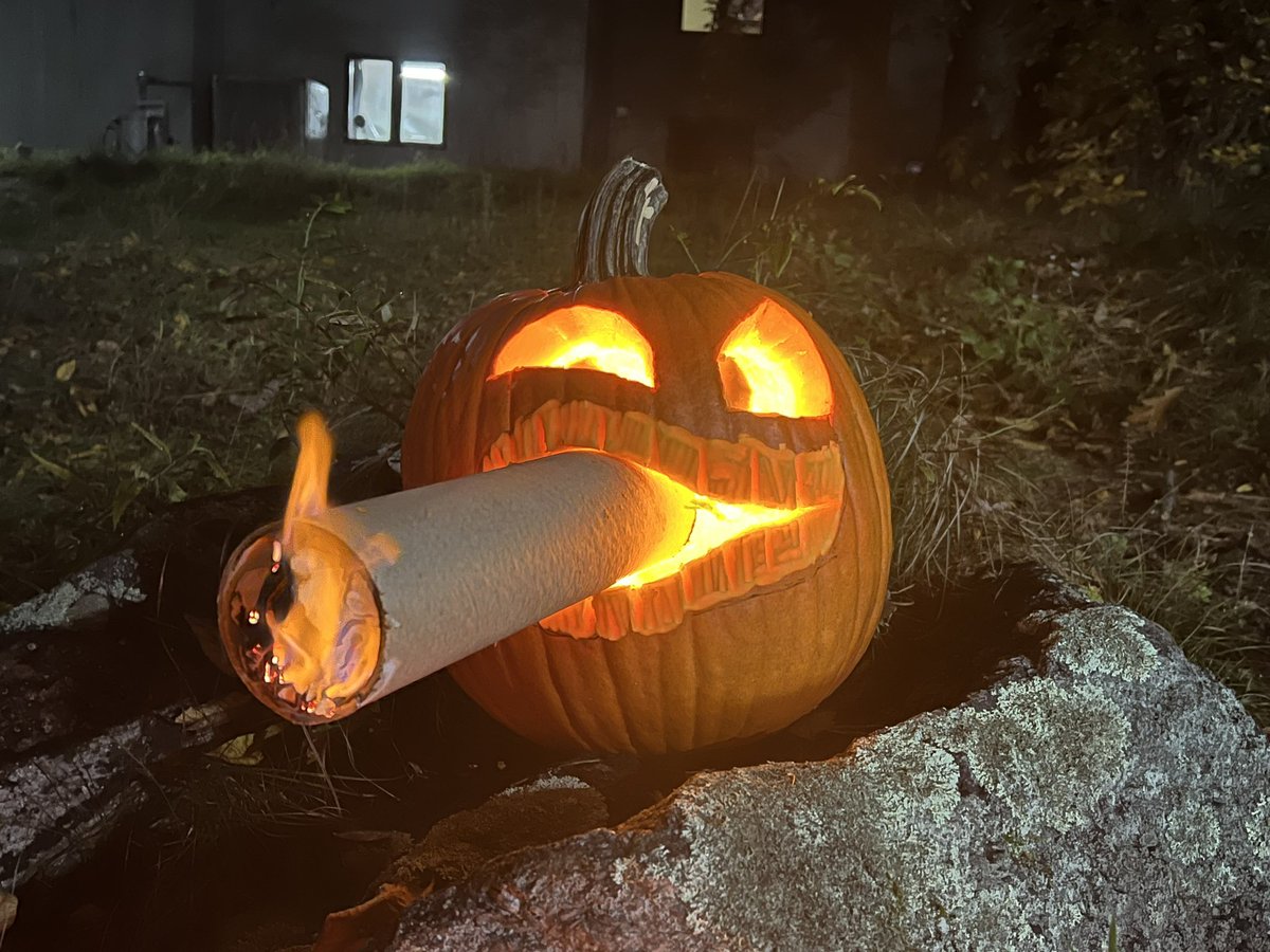 poisonfl0wers's tweet image. just carved a pumpkin