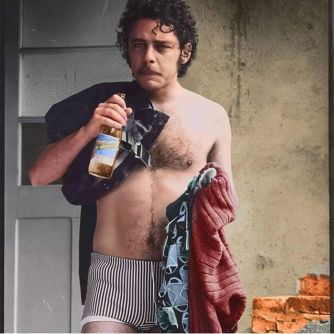 "Esse corpo moreno, 
 cheiroso e gostoso
 que você tem.
 É um corpo delgado, 
 da cor do pecado, 
 que faz tão bem..."