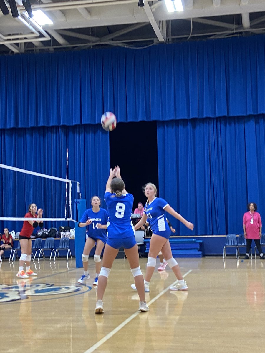 amykdeal's tweet photo. Enjoyed watching our girls play tonight. Go Wildcats! https://t.co/8pb2wbDE3i