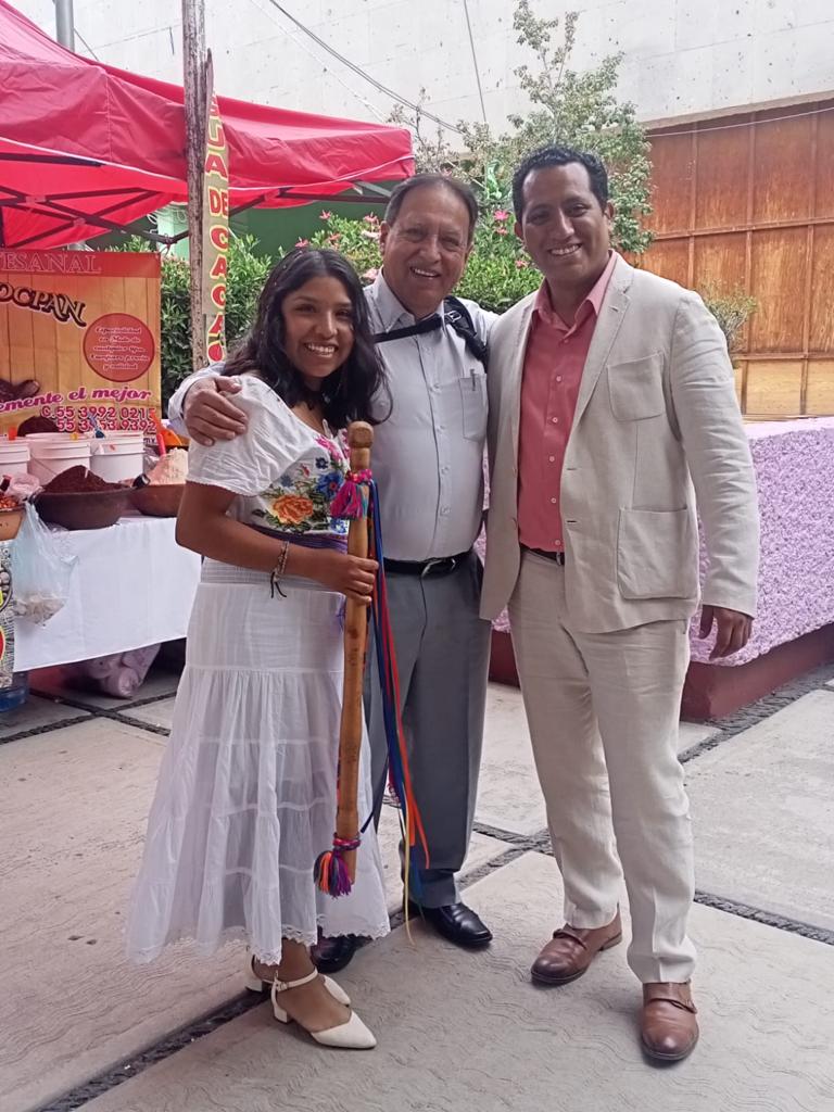 Aortiz2011's tweet photo. "BASTÓN DE MANDO" de las 68 lengüas maternas de México.
@AcuerdoPP Ecuador presente en esta importante ceremonia, con nuestros hermanos @agbakiyegun @gustavoopera
Gracias @mexiutopic volveremos a encontrarnos. https://t.co/NrfJfXfMrQ