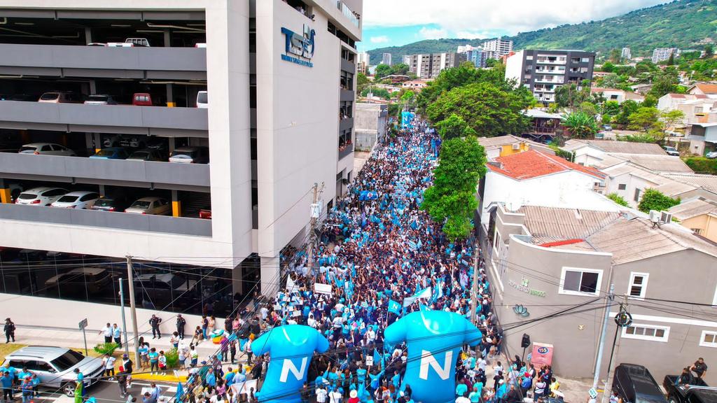 LaDepa_sv's tweet photo. ¡Somos el partido político más grande de la historia de El Salvador! 🇸🇻

El día de hoy junto a nuestro Presidente  @XZablah y el Diputado Presidente @ECastroES se presentaron ante el TSE para la inscripción de los candidatos a diputados por la asamblea legislativa y parlacen. 🩵 https://t.co/SUpV8oY4Be