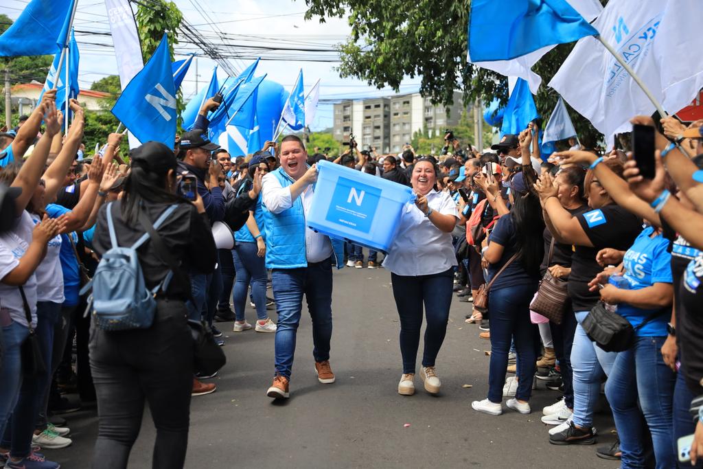 LaDepa_sv's tweet photo. ¡Somos el partido político más grande de la historia de El Salvador! 🇸🇻

El día de hoy junto a nuestro Presidente  @XZablah y el Diputado Presidente @ECastroES se presentaron ante el TSE para la inscripción de los candidatos a diputados por la asamblea legislativa y parlacen. 🩵 https://t.co/SUpV8oY4Be