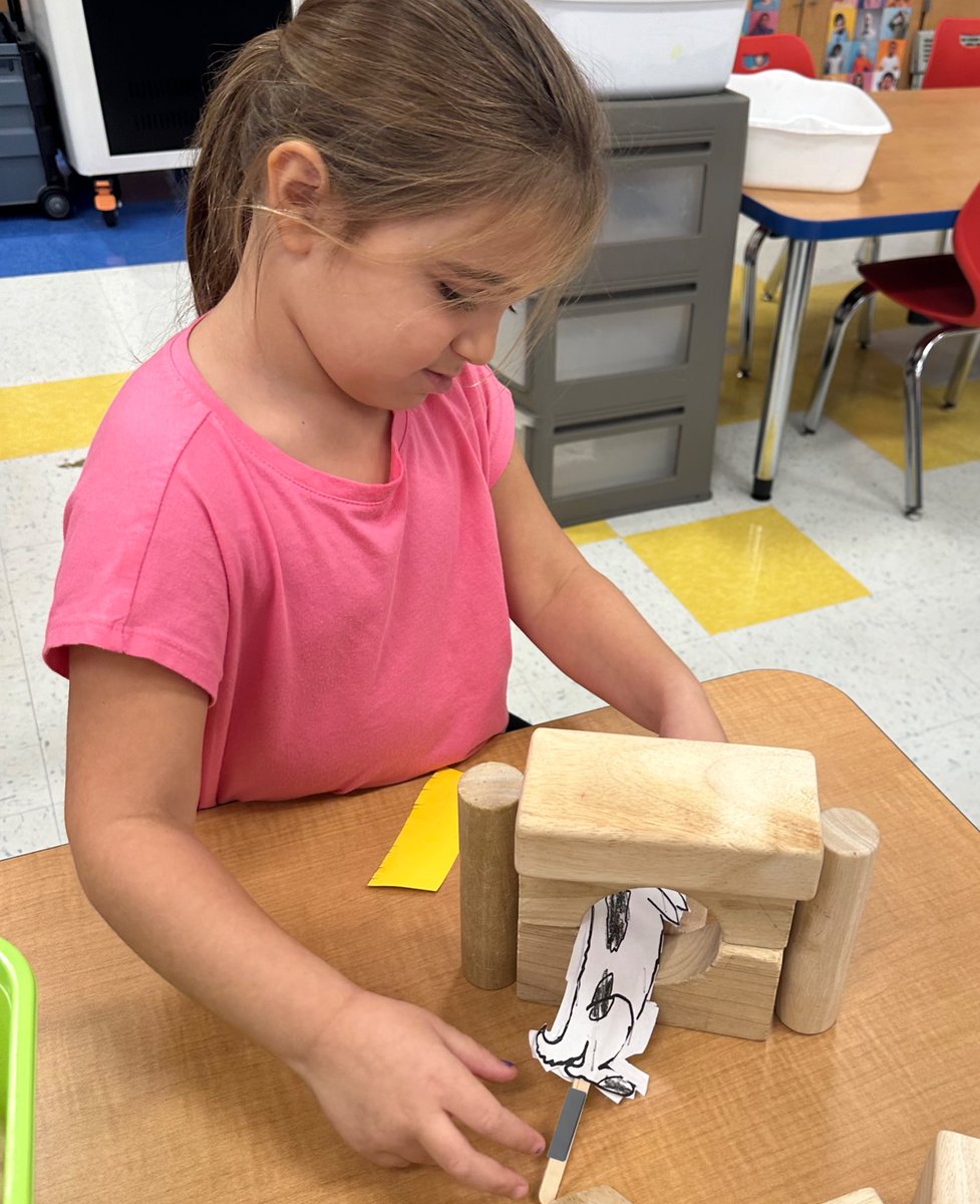 Ms_JHughes's tweet image. Ss retell Harry the Dirty Dog using blocks which replicated main parts of the story🐶🐾
📸 1: Harry in the bath
📸 2: Harry going down the coal chute
📸 3: Harry at the dog park
📸 4: Harry walking through town past the café
 #TeachingForUnderstanding @Hubbard_School
