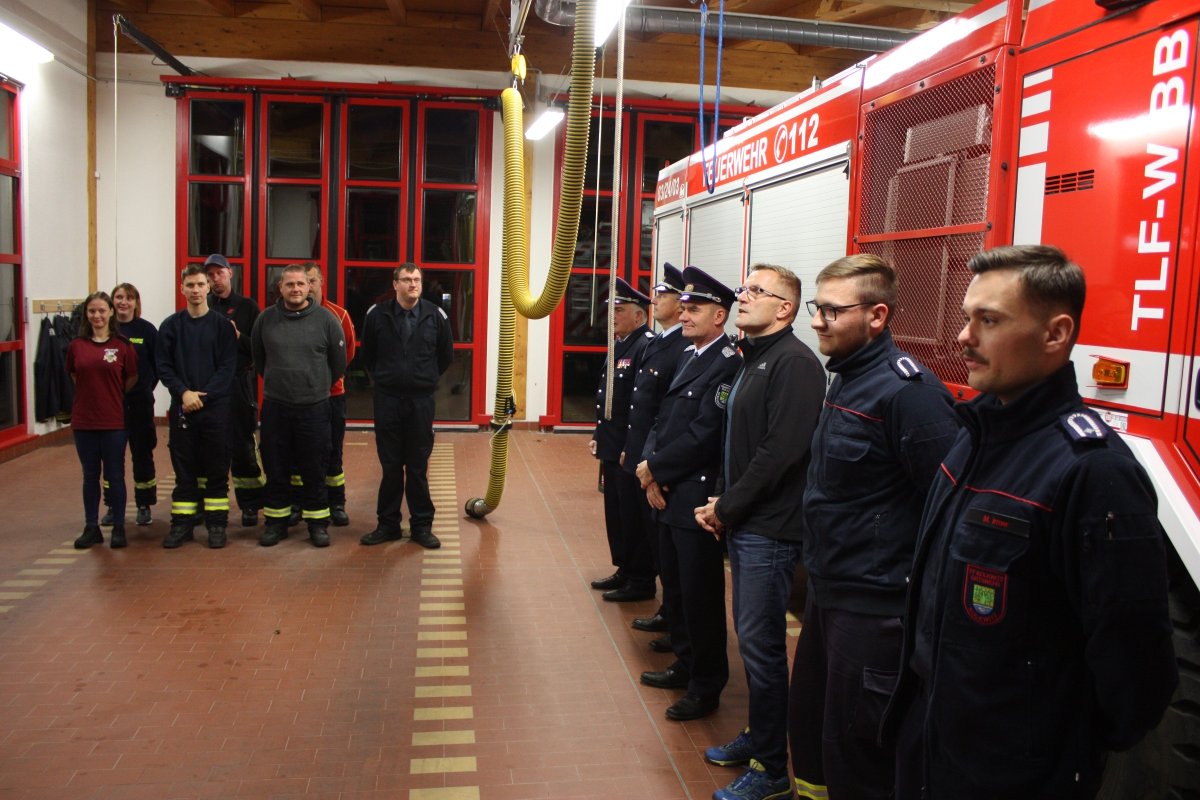 FFKolkwitz's tweet photo. Eröffnung des Jugendausbildungslagers mit Bürgermeister: Für 15 Mädchen und Jungs ist das Gerätehaus an diesem Wochenende 2. Heimat. Sie schlafen und essen hier, sie lernen und spielen zusammen und fahren auch immer mal wieder nachgestellte Einsätze.
https://t.co/2Wm4TCx1FA https://t.co/fdOEZk6I7G