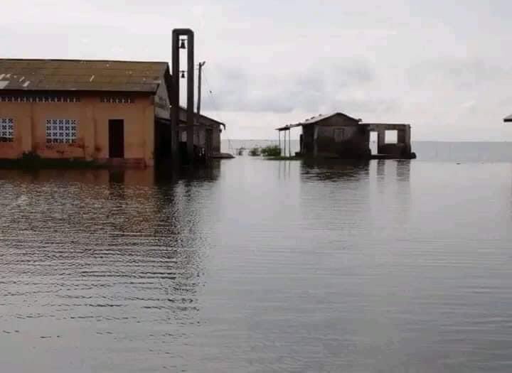 ewepride's tweet photo. #AkosomboDamSpillage:
The havoc continues down south around the Keta Lagoon.
This is the situation at Anyako RC Basic school and Fiaxor community in Keta and Anloga Districts as the lagoon continues to break it's boundaries.
#EwePride #Keta #VoltaRegion #SupportVolta https://t.co/CVGGYu0TrD