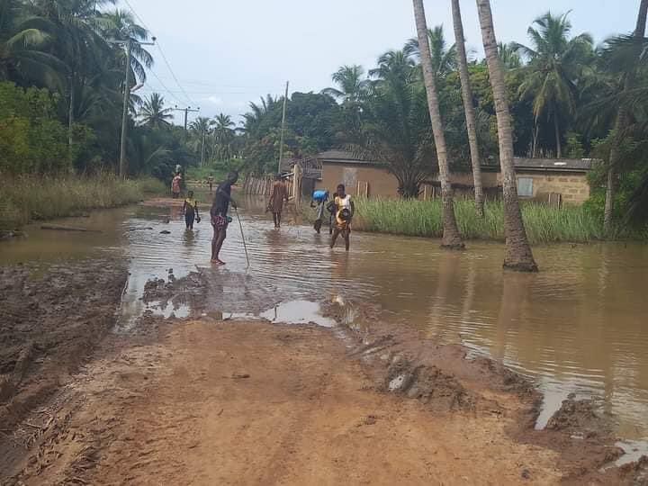 ewepride's tweet photo. #AkosomboDamSpillage:
The havoc continues down south around the Keta Lagoon.
This is the situation at Anyako RC Basic school and Fiaxor community in Keta and Anloga Districts as the lagoon continues to break it's boundaries.
#EwePride #Keta #VoltaRegion #SupportVolta https://t.co/CVGGYu0TrD