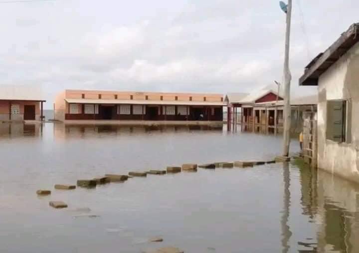 ewepride's tweet photo. #AkosomboDamSpillage:
The havoc continues down south around the Keta Lagoon.
This is the situation at Anyako RC Basic school and Fiaxor community in Keta and Anloga Districts as the lagoon continues to break it's boundaries.
#EwePride #Keta #VoltaRegion #SupportVolta https://t.co/CVGGYu0TrD