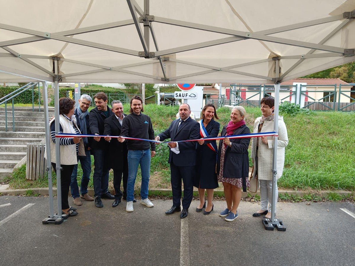 LDarcos's tweet photo. 🔌 Cet après-midi nous inaugurions les bornes de recharge électriques à la gare de Sermaise à l’initiative des élus de la @CC_Dourdannais, dont chacune d’entre elles sera pourvue dans les semaines à venir pour encourager nos concitoyens à changer leurs habitudes de mobilités 🚗 https://t.co/m1bzLnFQ04